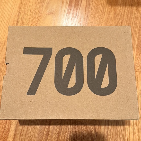 Yeezy 700 MNVN - Picture 6 of 7